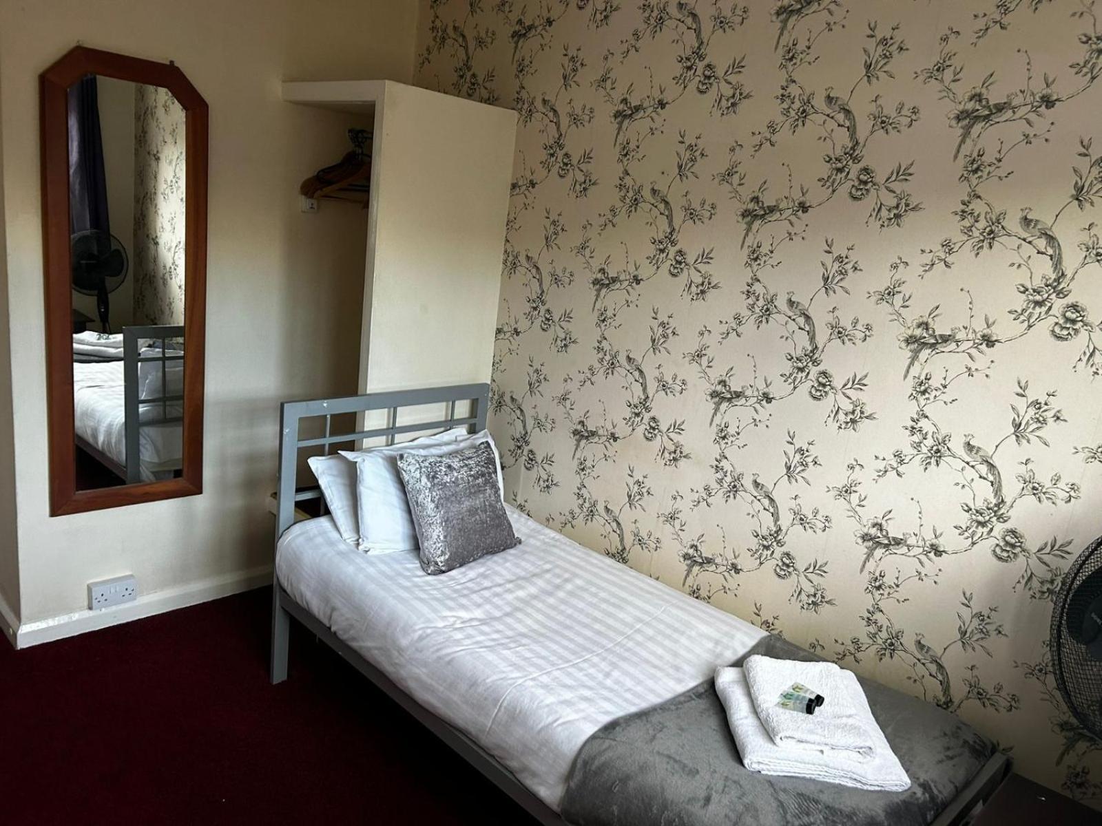 The Rose And Crown Hotel Уисбек Номер фото